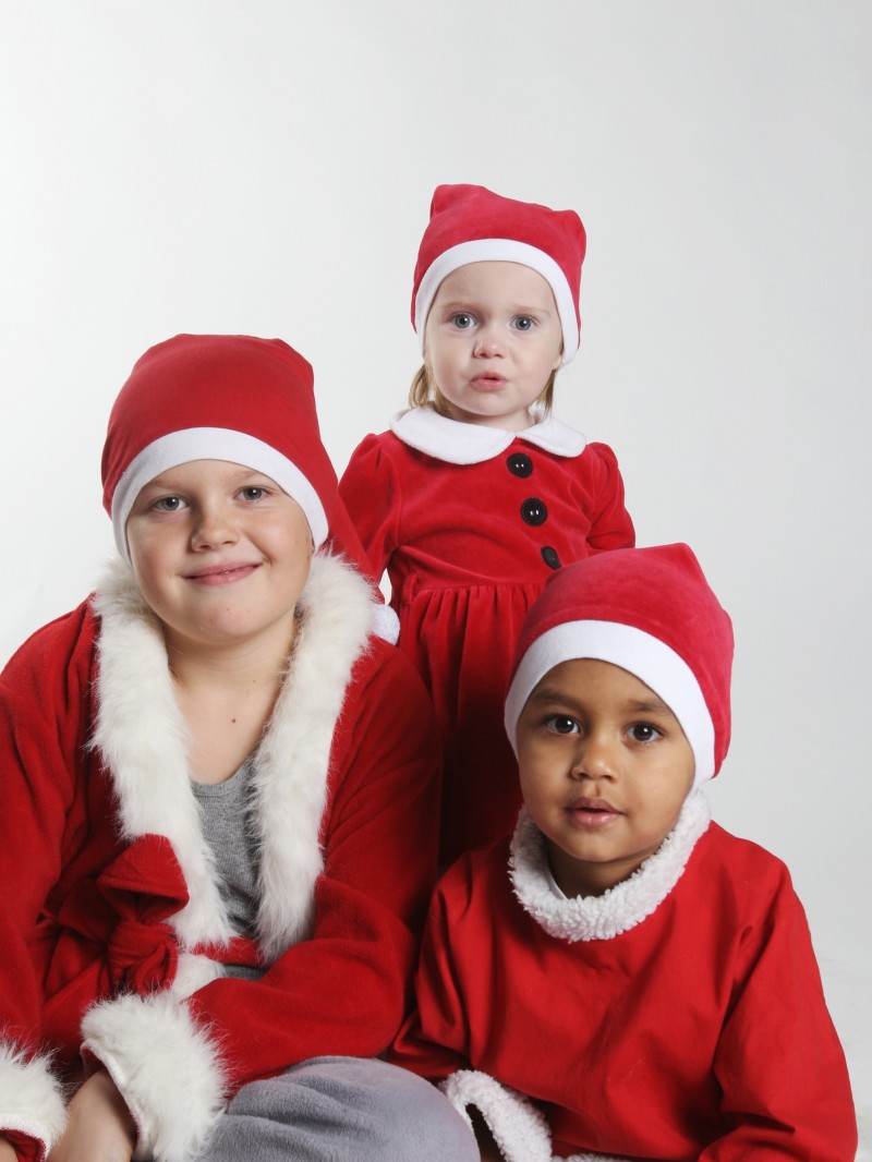 Theo Hellman, 3 år, Cajsa, 1,5 år och Casper Ericsson, 8 år, Röbäck, skickar massor av glada julhälsningar till Oma, Opa, farmor och alla andra de känner.
